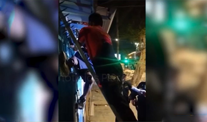 Piura: presunto ladrón queda enganchado en púas de un cerco de seguridad
