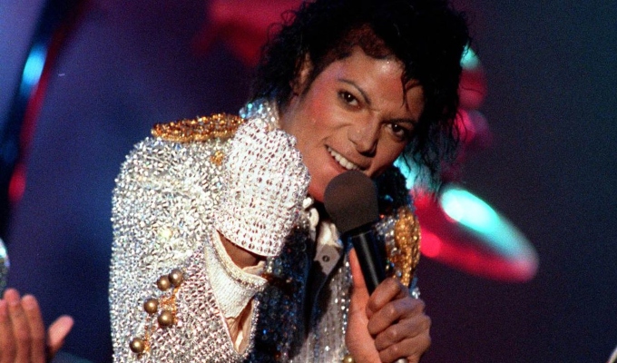Icónico guante de Michael Jackson se convierte en la pieza más valiosa de una subasta en París