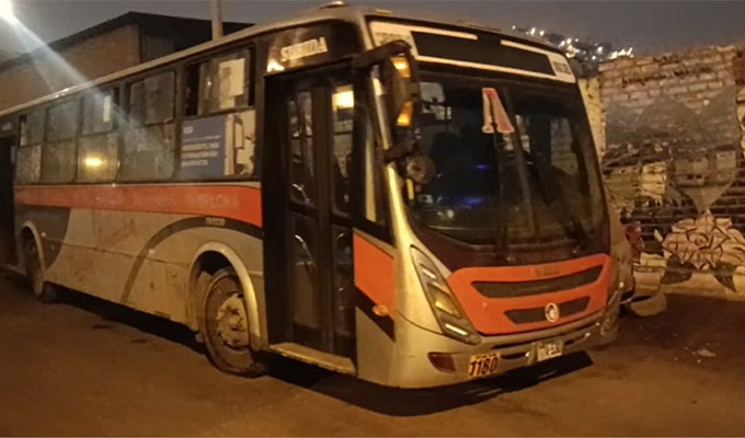 Sujetos en moto atacaron a balazos ómnibus de pasajeros en SJM: no se reportaron víctimas