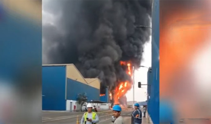 Lurín: incendio de grandes proporciones consume fábrica de insumos químicos