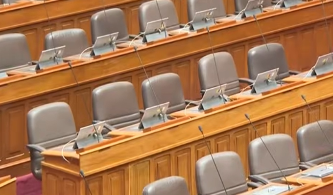 Congreso suspende sesión plenaria tras renuncia de ministro y genera cuestionamientos