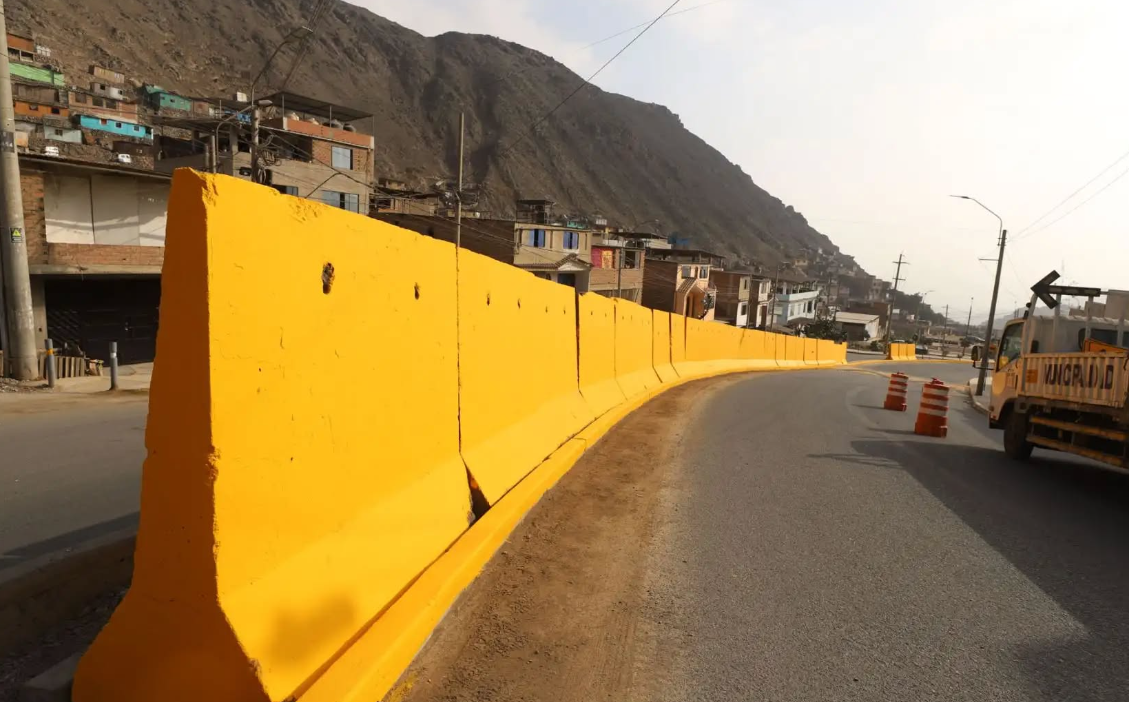 Instalan bloques de concreto en Pasamayito para reducir accidentes de tránsito