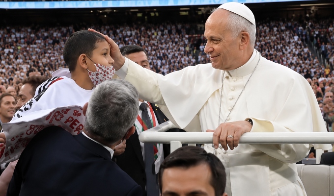 ¡Emotivo encuentro! Papa León XIV bendice a niño chiclayano que enfrenta el cáncer en España