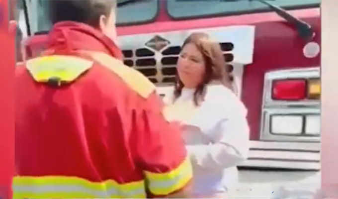 Indignación en Surco: mujer impide paso de los bomberos tras discutir con su pareja