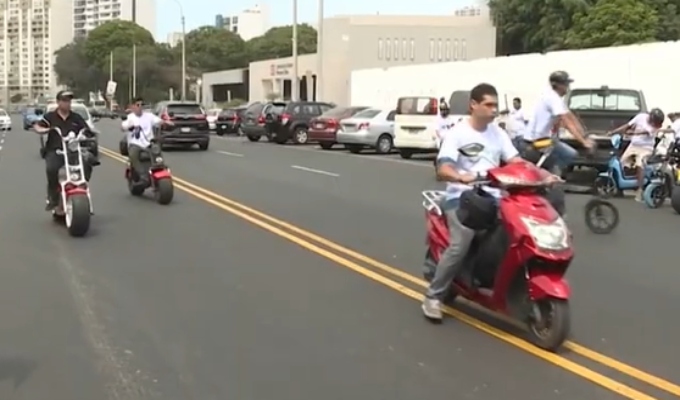 Motos eléctricas ya no podrán circular por ciclovías si superan los límites permitidos