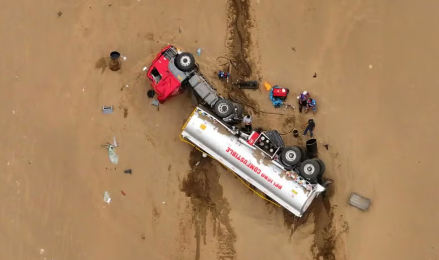 ¡Accidente en el serpentín de Pasamayo!: tráiler cae a abismo y conductor es rescatado con vida