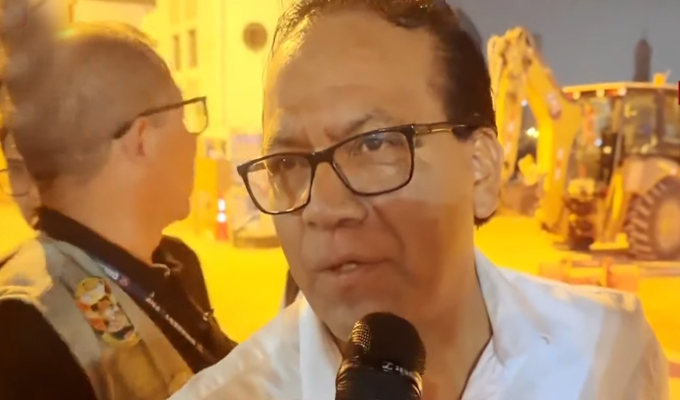 Roberto Sánchez sale por la puerta falsa: su vehículo es detenido por incidente con la Policía