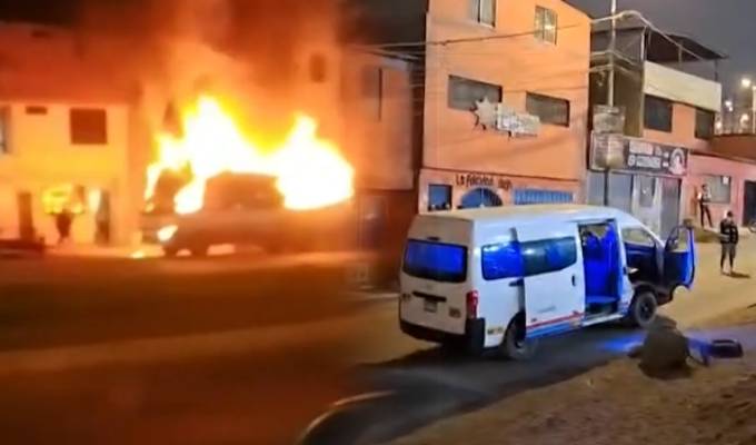 Extorsionadores incendian cúster en el Callao y atacan a balazos combi en Ventanilla
