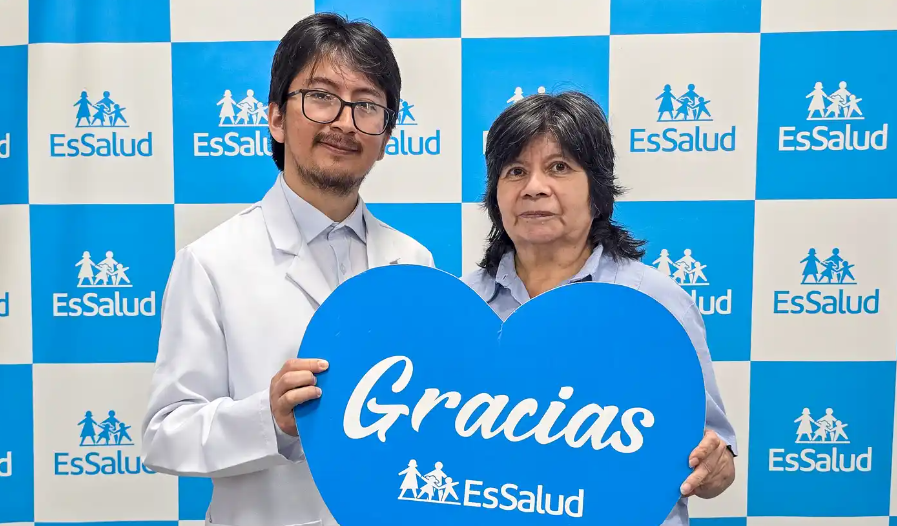 Médicos de EsSalud salvan a mujer de 66 años con prótesis biológica en el corazón