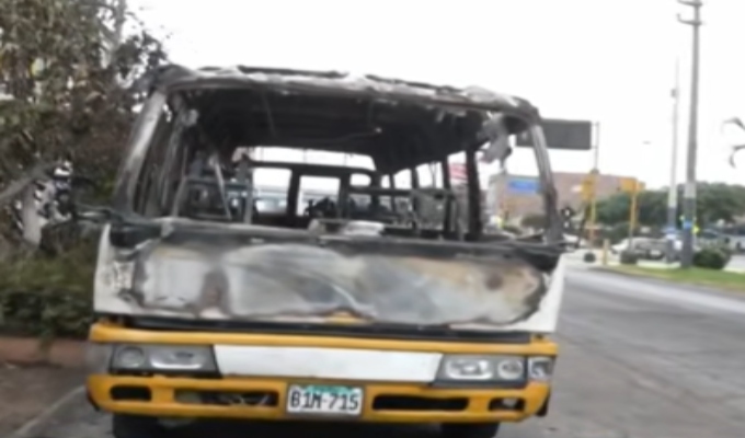 Incendian cúster en el Callao: criminales dejan sin ingresos a familia de paciente oncológico