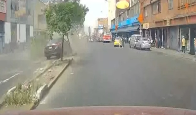 ¡Impactante choque! Auto termina en la berma central tras maniobra para evitar accidente