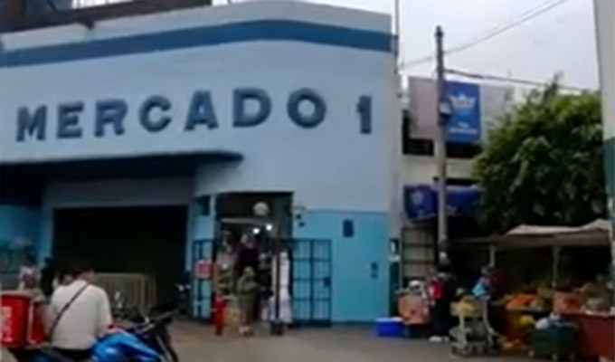 Surquillo: comerciantes del Mercado N.° 1 continúan vendiendo en la calle