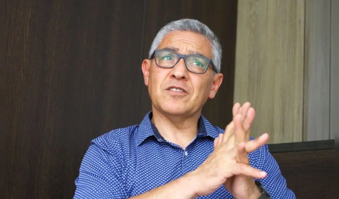 José Elice analiza entrega de bono a trabajadores del Parlamento