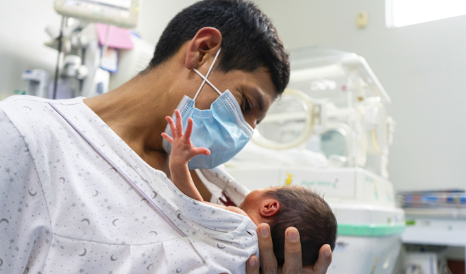 El “Papá canguro”, la estrategia que ayuda en la recuperación de bebés prematuros