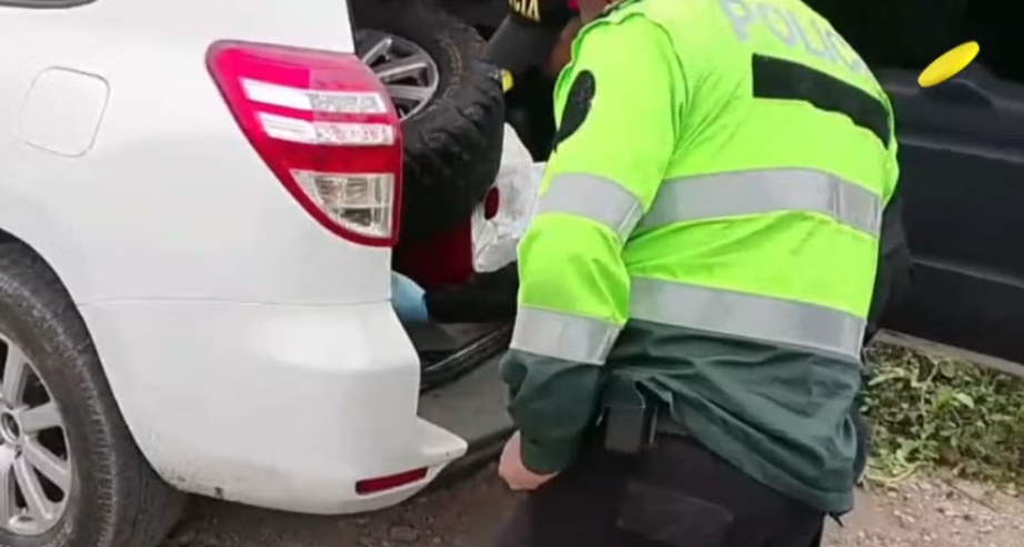 Hallan a dos personas fallecidas dentro de camioneta en Carapongo
