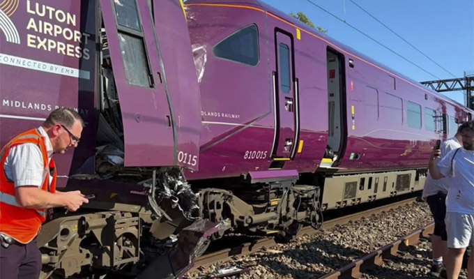 Al menos dos muertos y treinta heridos, varios de ellos graves, deja choque de trenes en Inglaterra
