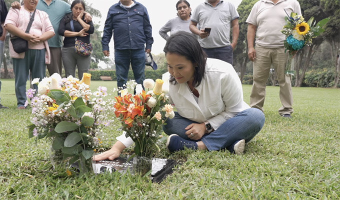 Keiko Fujimori: lideresa de Fuerza Popular visitó tumba de Alberto Fujimori por el Día del Padre