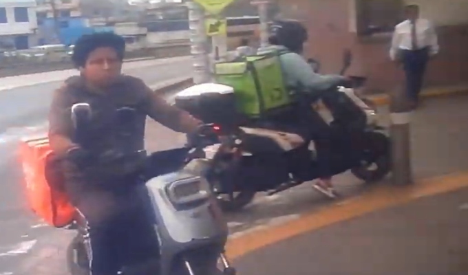 Motos eléctricas sin placa ni SOAT invaden veredas y ciclovías: peatones en riesgo