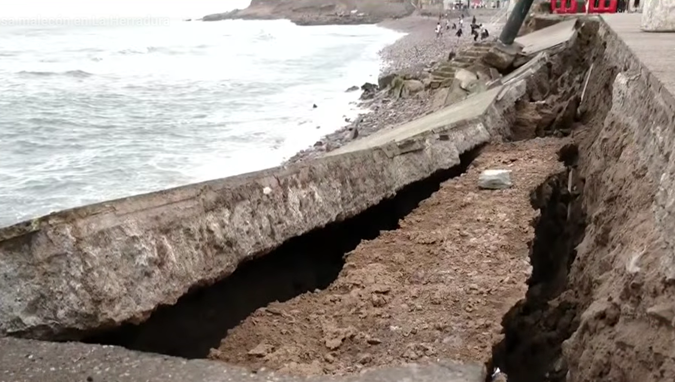 ¡Alarma en Chorrillos!: fuerte oleaje destruye parte del malecón en playa La Herradura