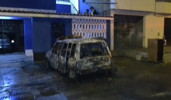 Comas: denuncian que inquilinos quemaron auto a padre de familia en venganza por desalojo