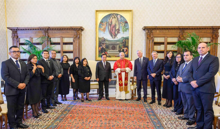 Presidente José María Balcázar y sus hijas visitaron al Papa León XIV