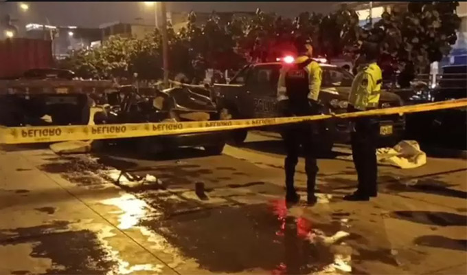 VMT: choque entre auto y tráiler dejó un muerto y tres heridos, entre ellos una menor de edad