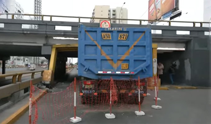 Pueblo Libre: camión de desmonte queda atorado en puente de la avenida Brasil