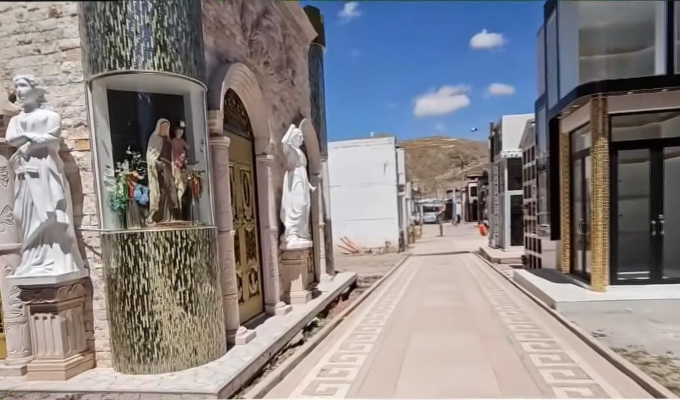 Cementerio VIP de Juliaca sorprende con mausoleos de hasta S/150 mil y sofisticada arquitectura