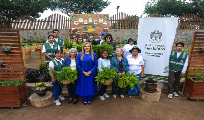 Día del Campesino: vecinos y adultos mayores cosechan sus propios alimentos en biohuerto de San Isidro