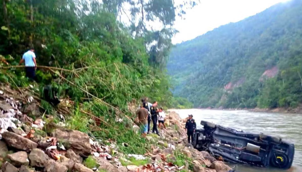 Junín: cantante folclórica resulta herida tras caída de camioneta a río Perené