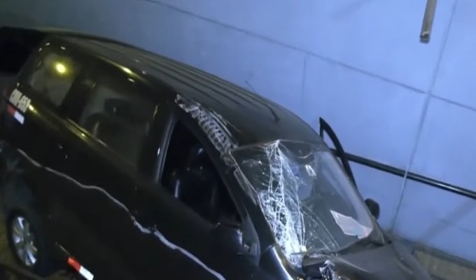 Cercado de Lima: taxi cae a ingreso peatonal de la Estación Central del Metropolitano tras aparatoso choque