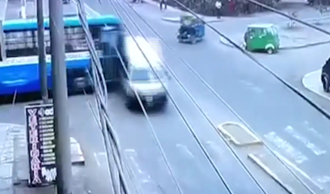 Muere mujer tras choque entre bus de transporte público y combi en Puente Piedra