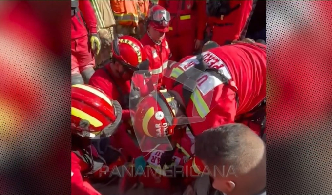 Bomberos peruanos rescatan a adulta mayor de edificio derrumbado por terremotos en Venezuela
