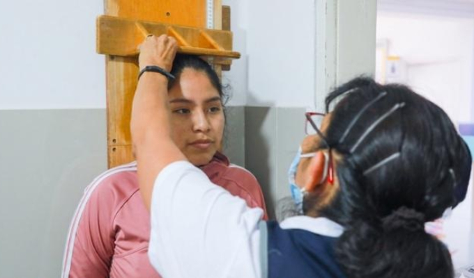 Chequeos preventivos en adolescentes permiten identificar riesgos invisibles en su salud física y mental