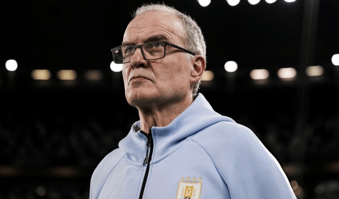 Marcelo Bielsa apunta a sus jugadores tras la eliminación de Uruguay del Mundial 2026