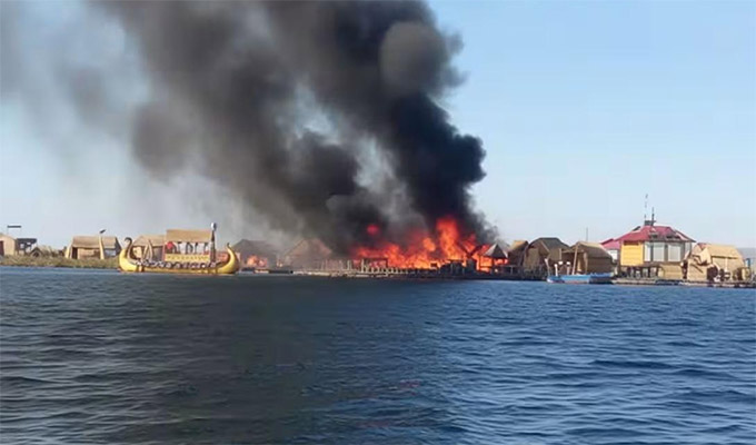 Lago Titicaca: incendio de gran magnitud redujo a cenizas dos islas flotantes de Los Uros