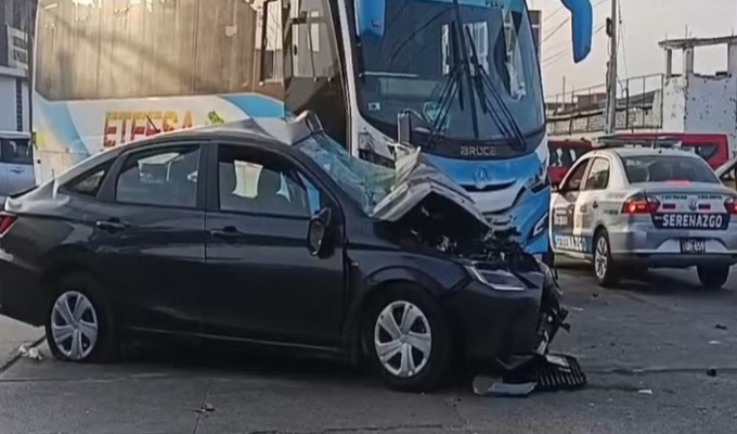 Trujillo: adolescente muere tras chocar el auto que conducía contra un bus