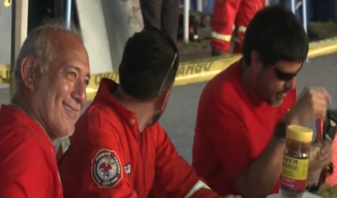 Bomberos peruanos reciben homenaje con pollo a la brasa y ceviche en Venezuela