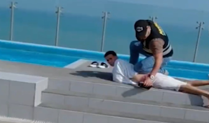 Capturan a presuntos secuestradores mientras disfrutaban de piscina en condominio de San Miguel