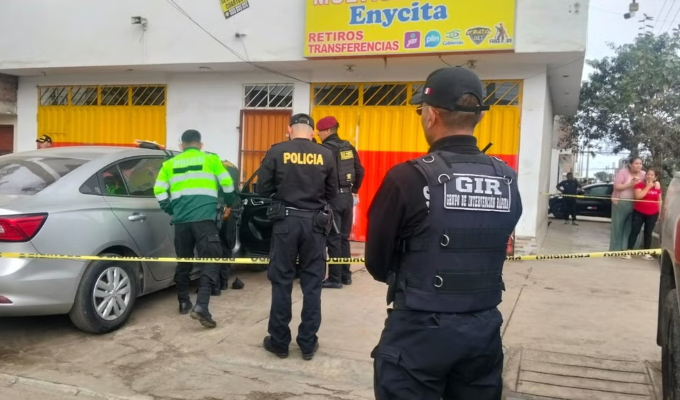 Chorrillos: sicarios en moto asesinan a balazos a hombre dentro de su auto