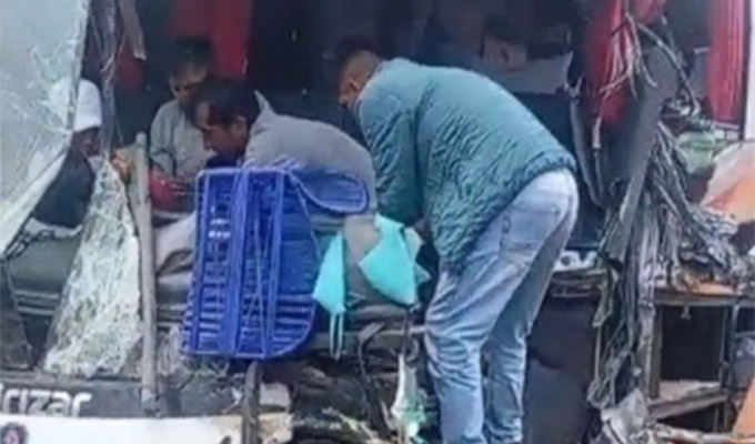 Un muerto y dos heridos graves deja choque frontal entre ómnibus y camión de carga en Pasco