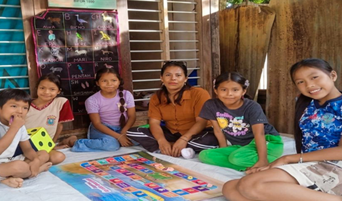 En la Amazonía una maestra lucha para que no desaparezca su lengua nativa