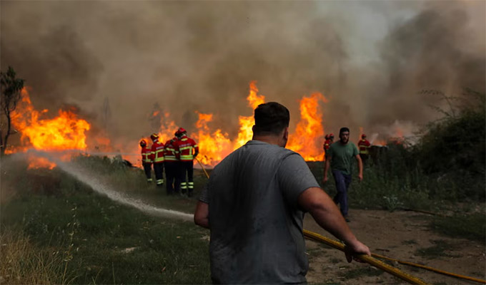 Incendio forestal arrasa bosques en Portugal: más de 1.000 bomberos combaten las llamas