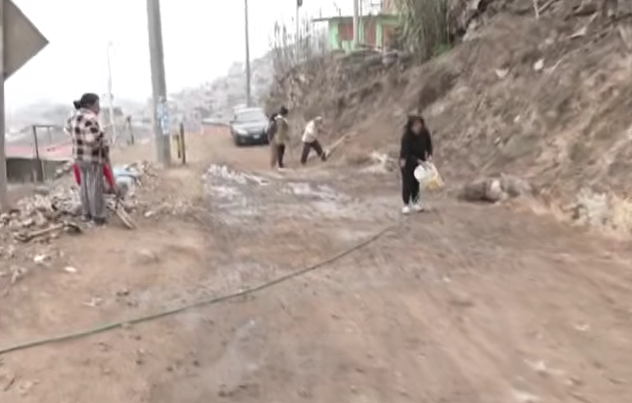 Vecinos de Ticlio Chico realizan faena preventiva ante llegada de lluvias