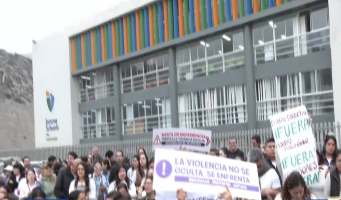 Marchan contra autoridades de colegio: denuncian tocamientos indebidos a menor de edad