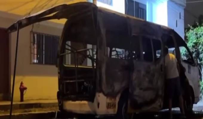 Atacan combi con explosivo en el Callao: unidad terminó calcinada
