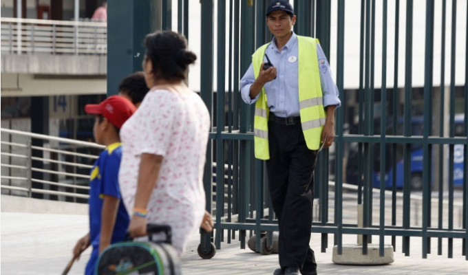 Trabajadores que estén de pie más de tres horas tendrán derecho a descanso sentado