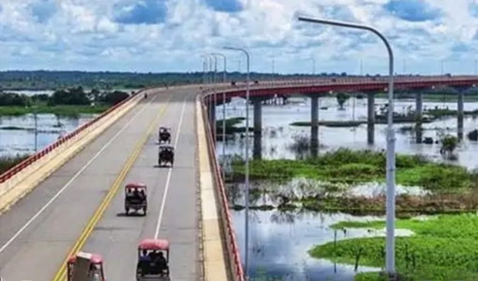 Loreto: una joven cae de puente al enfrentar a sujetos que pretendían robarle su celular