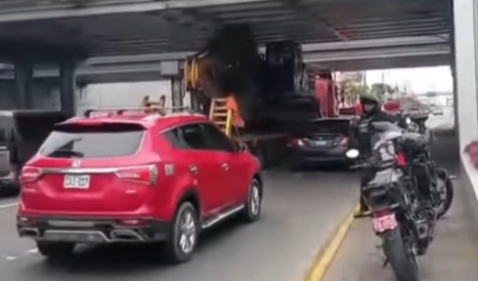 Retroexcavadora queda atorada en puente de Javier Prado y genera congestión en San Borja