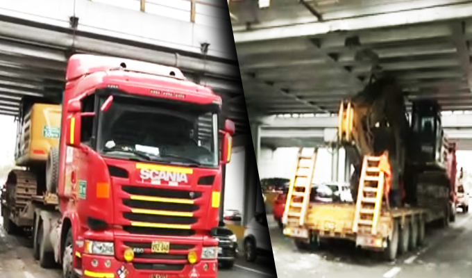 Tráiler con retroexcavadora quedó atascado en puente de la Vía Expresa